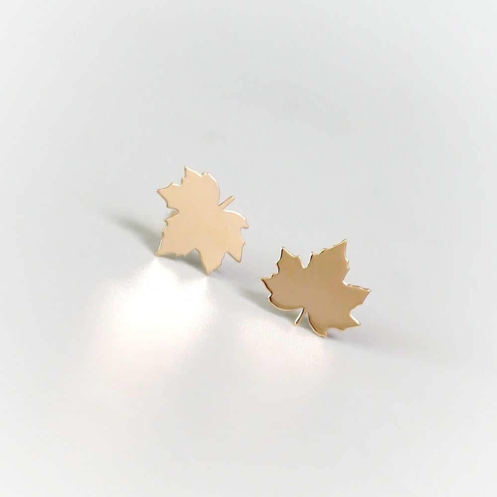 گوشواره میخی طلای 18عیار طرح برگ پاییزی گوشواره میخی طلای 18عیار طرح برگ پاییزی