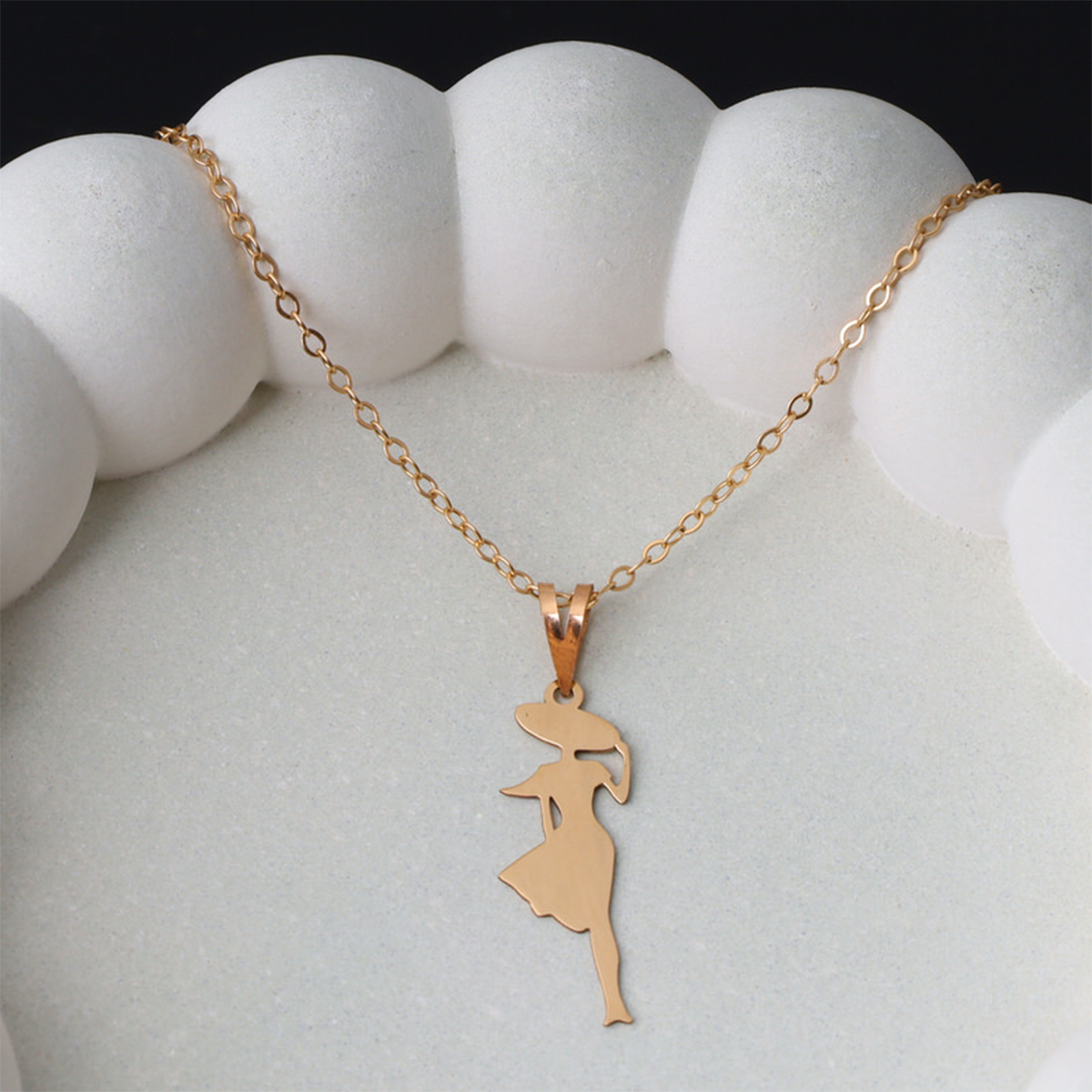 آویز طلا زنانه طرح دختر سندیگو قو طلایی 032918-0.50 آویز طلا زنانه طرح دختر سندیگو قو طلایی 032918-0.50