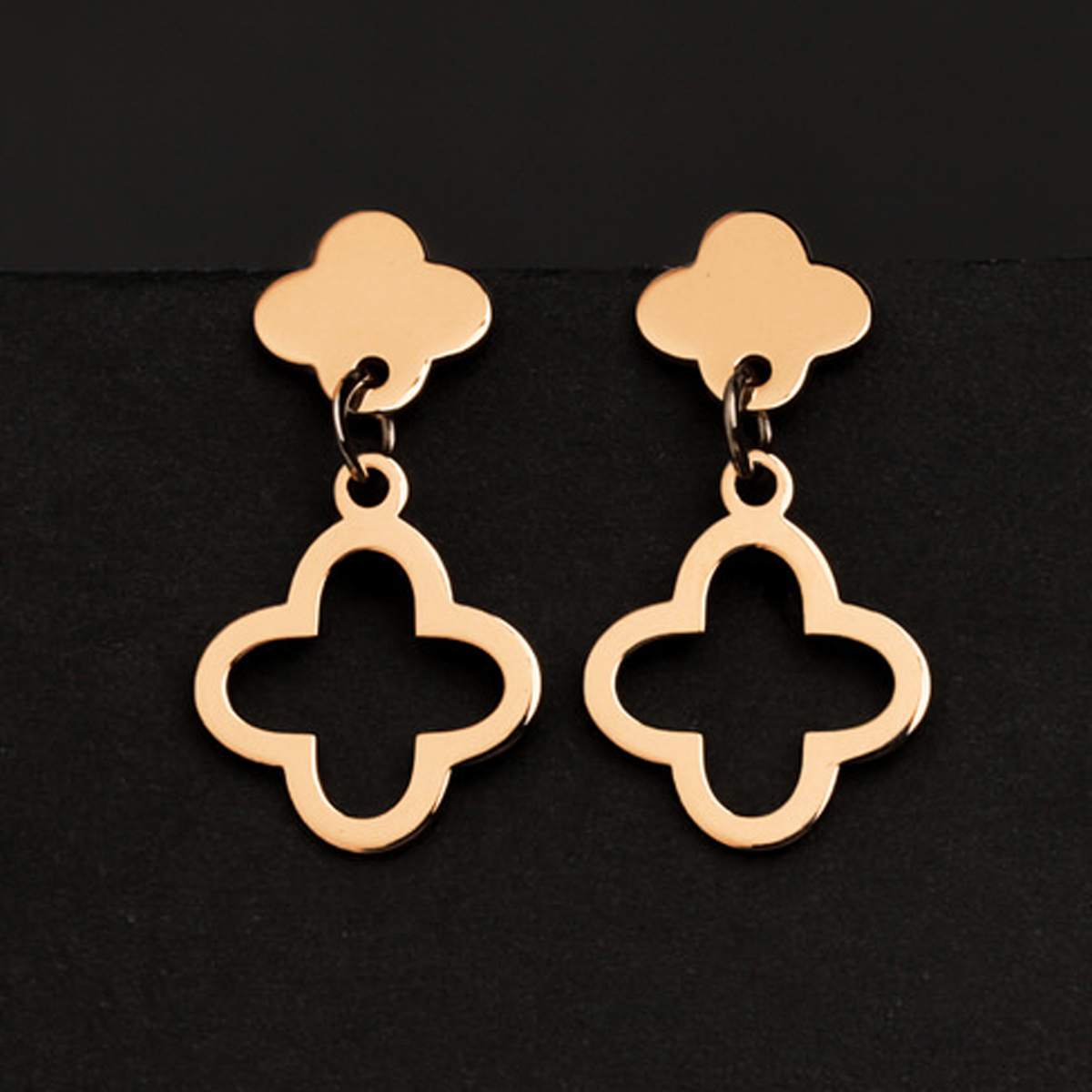 گوشواره طلا زنانه طرح ونکلیف مینیمال قو طلایی کد 025237-0.80 گوشواره طلا زنانه طرح ونکلیف مینیمال قو طلایی کد 025237-0.80