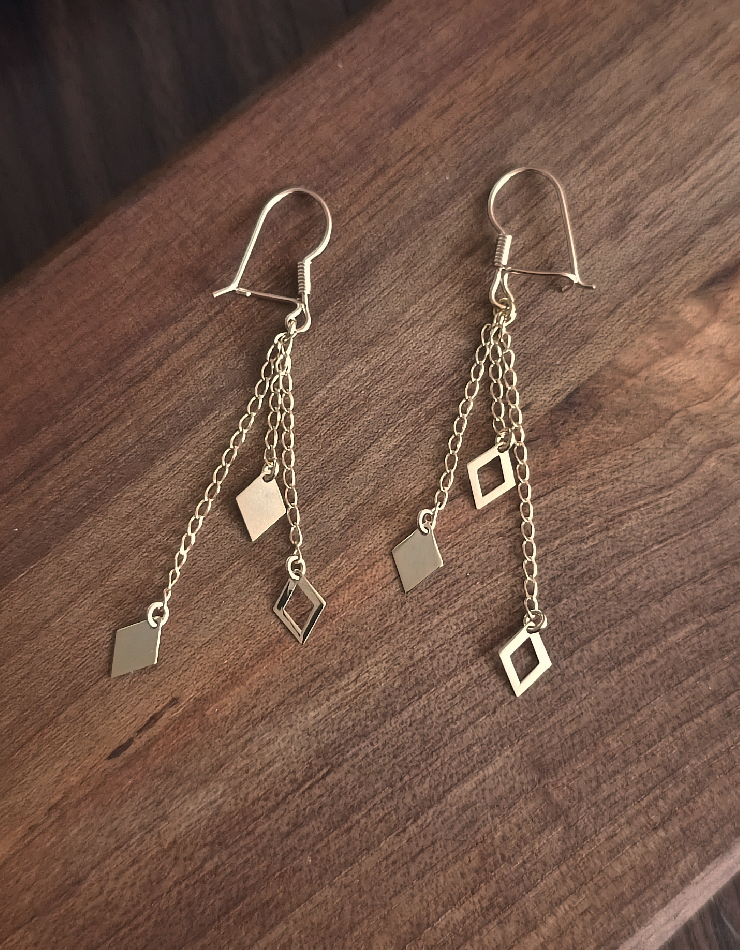 گوشواره طلا 18عیار اپال گلد مدل آویزی زنجیری لوزی گوشواره طلا 18عیار اپال گلد مدل آویزی زنجیری لوزی