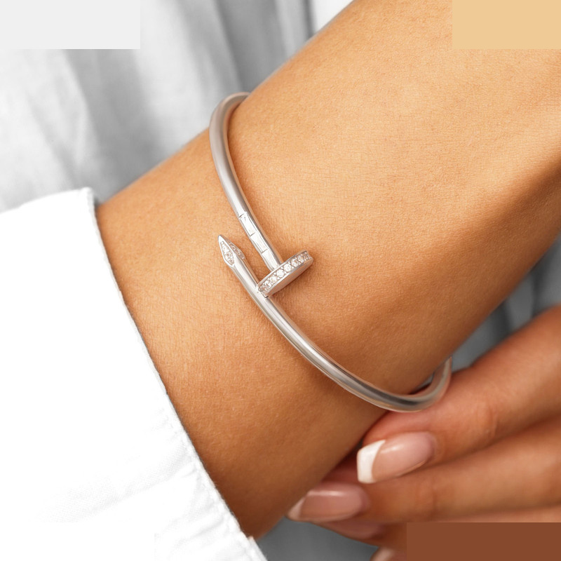 بنگل طلا 18 عیار زنانه ماوی گالری مدل کارتیه میخ صدف