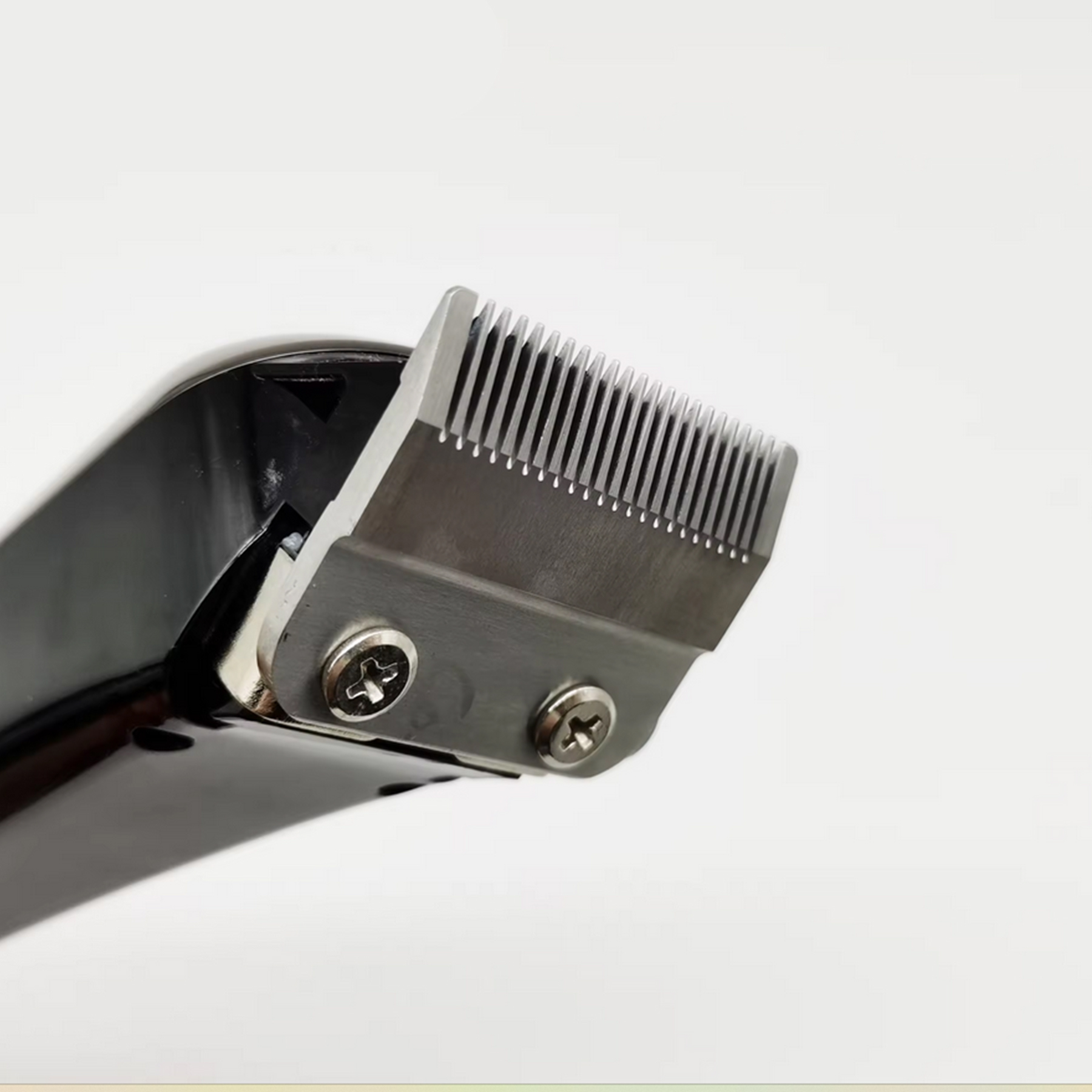 gallery-ماشین اصلاح سر و صورت وی جی ار مدل V-‌060 copy.png