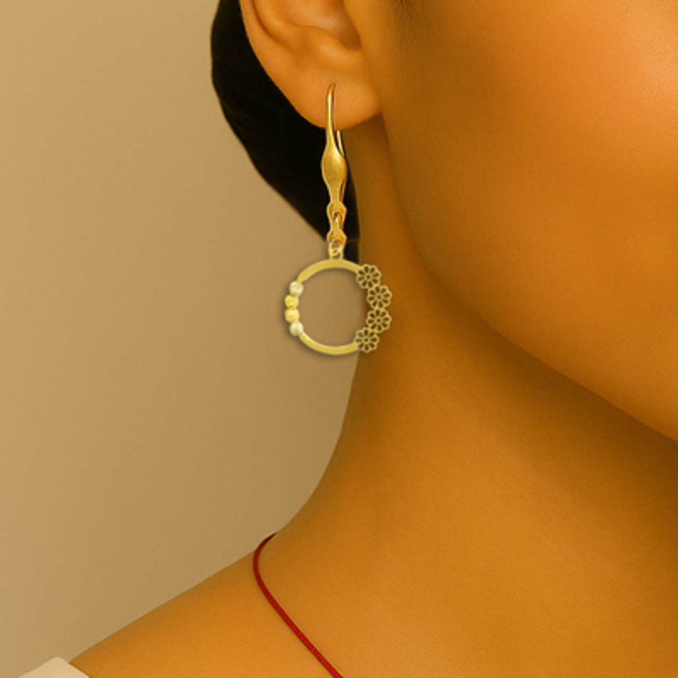 گوشواره طلا 18 عیار زنانه طرح گوی سفید و طلایی کد 596 گوشواره طلا 18 عیار زنانه طرح گوی سفید و طلایی کد 596