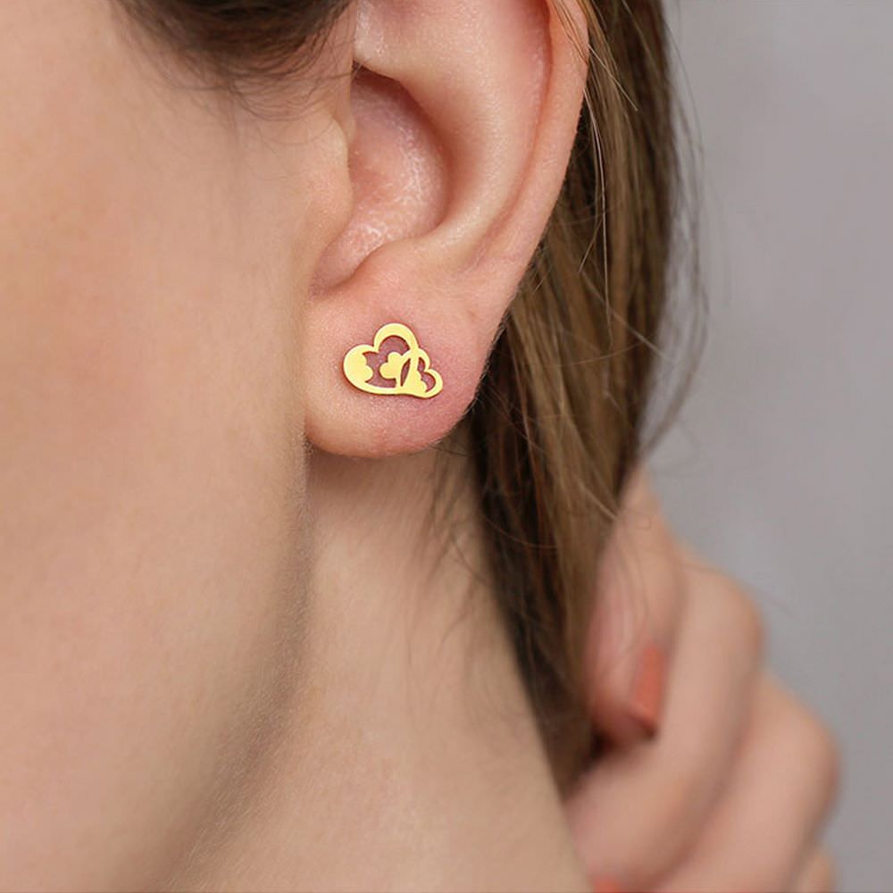 گوشواره طلا 18عیار زنانه طرح میخی طرح چند قلبی گوشواره طلا 18عیار زنانه طرح میخی طرح چند قلبی