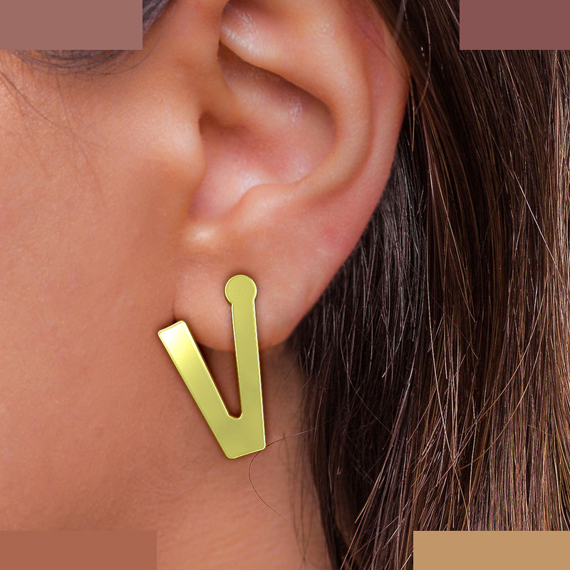 گوشواره طلا 18 عیار زنانه مدوپد مدل حرف V کد GA1-16639 گوشواره طلا 18 عیار زنانه مدوپد مدل حرف V کد GA1-16639