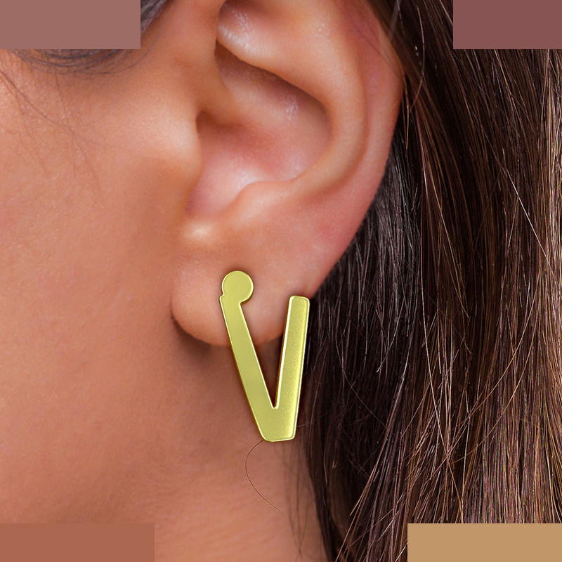 گوشواره طلا 18 عیار زنانه مدوپد مدل حرف V کد GA1-16754