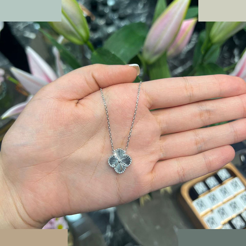 گردنبند طلا 18 عیار زنانه ماوی گالری مدل ونکلیف الحمبرا صدف 1 گردنبند طلا 18 عیار زنانه ماوی گالری مدل ونکلیف الحمبرا صدف 1