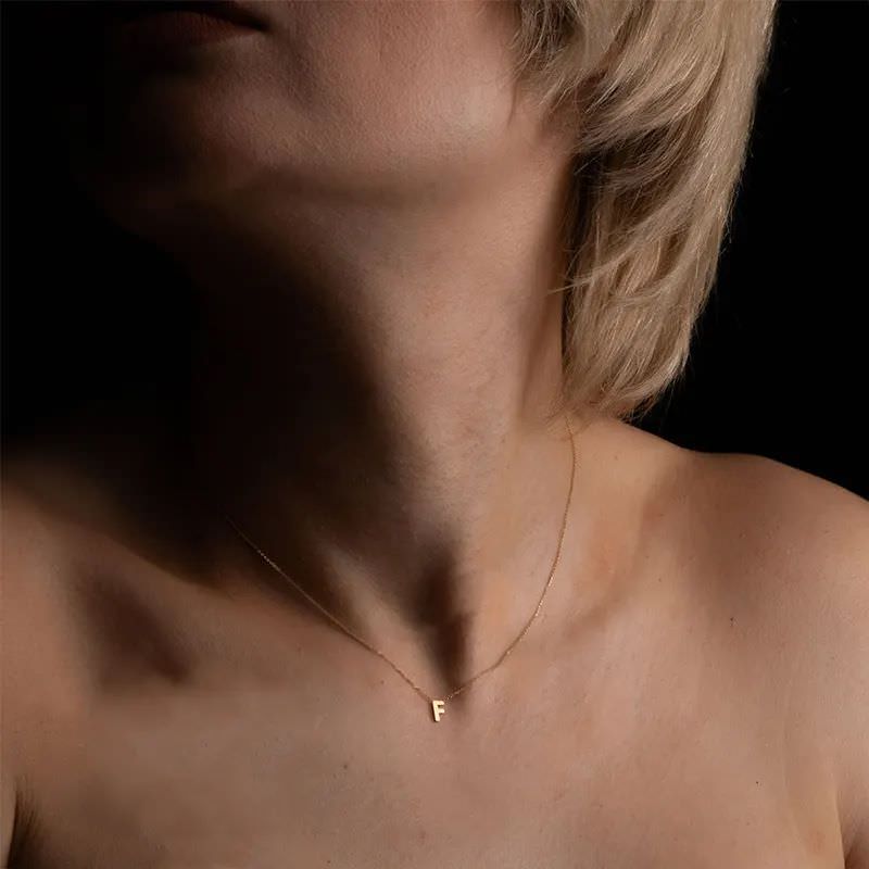 گردنبند طلا 18 عیار طرح حرف F با فونت ساده گردنبند طلا 18 عیار طرح حرف F با فونت ساده
