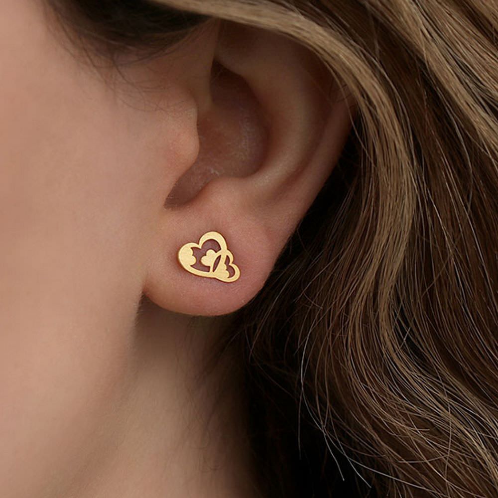 گوشواره طلا 18عیار زنانه طرح میخی طرح چند قلبی گوشواره طلا 18عیار زنانه طرح میخی طرح چند قلبی