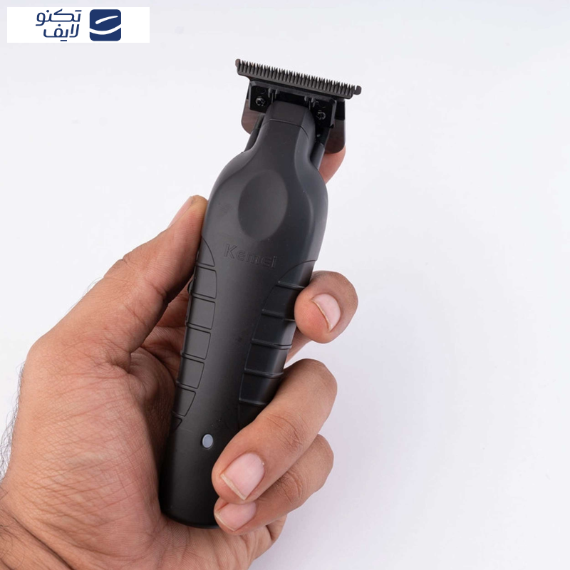 ماشین اصلاح موی صورت کیمی مدل KM-2299، اصلاح به صورت خط زن، طراحی ارگونومیک، نمایشگر LCD، منبع انرژی با باتری قابل شارژ، تکنولوژی اصلاح به صورت تریم، بههمراه کابل شارژ USB، برس، روغن ماشین اصلاح موی صورت کیمی مدل KM-2299، اصلاح به صورت خط زن، طراحی ارگونومیک، نمایشگر LCD، منبع انرژی با باتری قابل شارژ، تکنولوژی اصلاح به صورت تریم، بههمراه کابل شارژ USB، برس، روغن