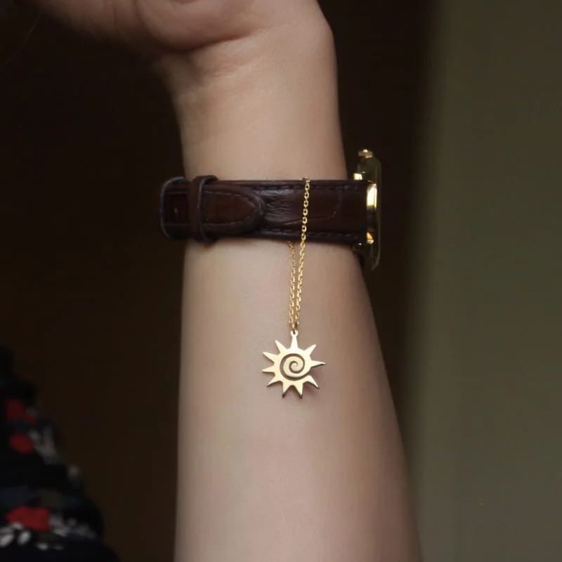 پلاک طلا 18عیار طرح خورشید پیچی پلاک طلا 18عیار طرح خورشید پیچی