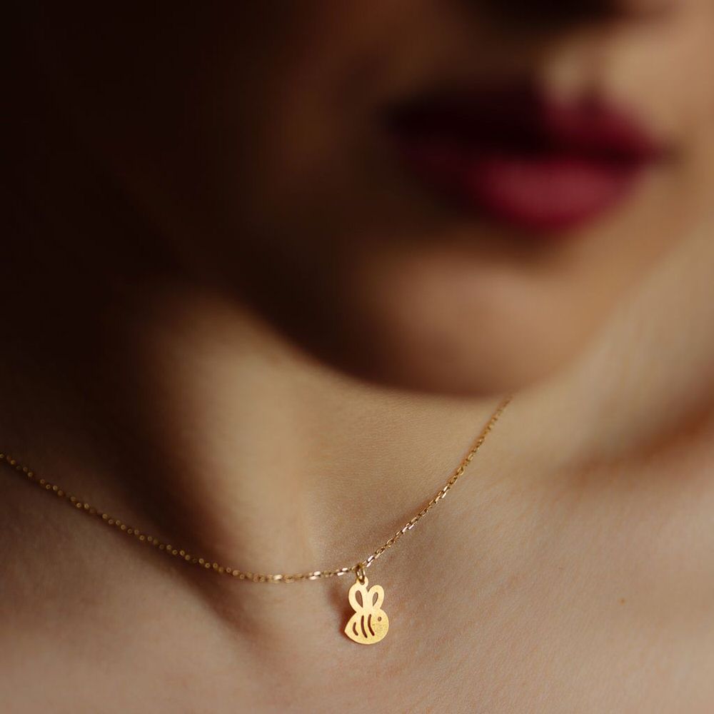 پلاک طلا زنانه طلا 18عیار طرح زنبور راه راه