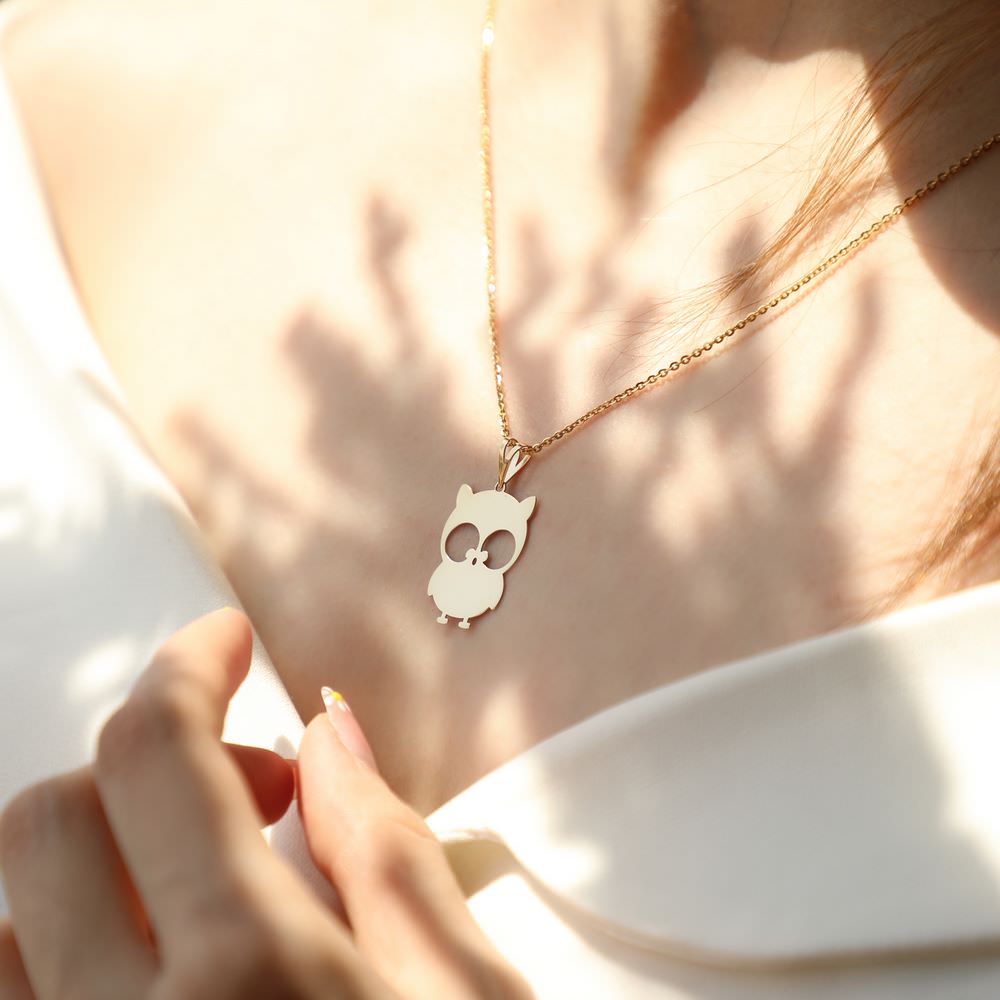 پلاک طلا زنانه طلا 18عیار طرح جغد با نمک پلاک طلا زنانه طلا 18عیار طرح جغد با نمک