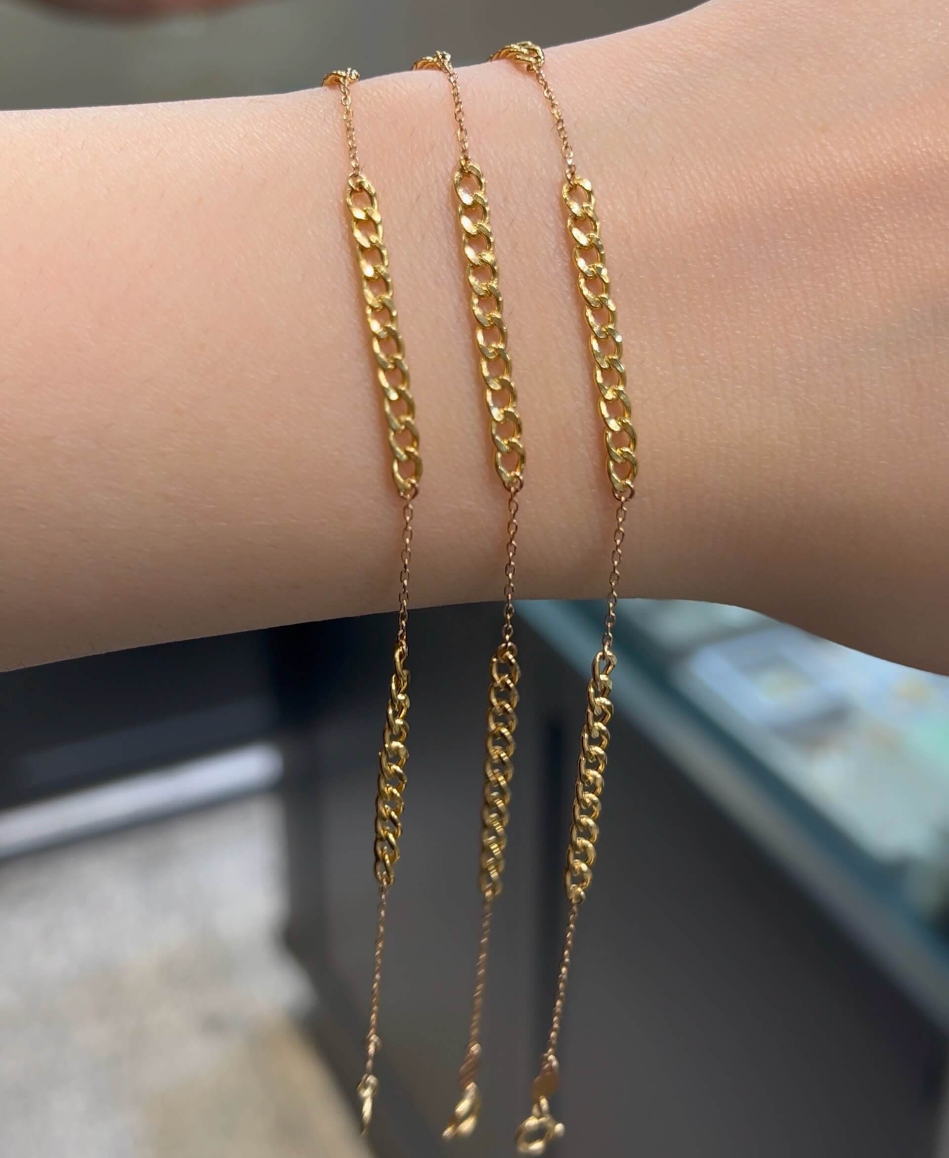 دستبند زنجیری طلا 18عیار طرح کارتیر سه تایی و فلامینگو