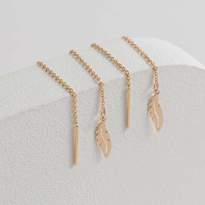 گوشواره بخیه ای طلا 18 عیار طرح پر قو گوشواره بخیه ای طلا 18 عیار طرح پر قو