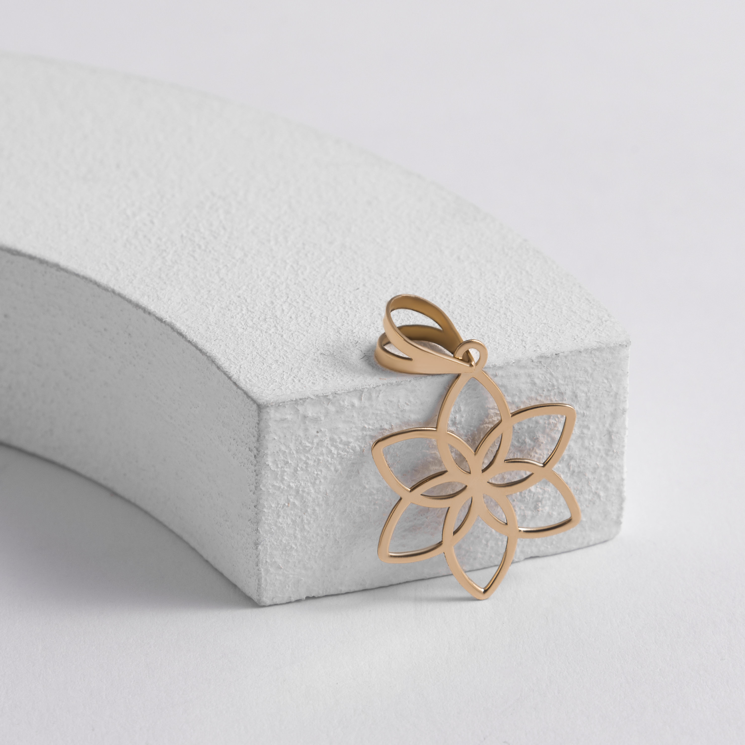 پلاک طلا طرح 18عیار طرح گل لوتوس پلاک طلا طرح 18عیار طرح گل لوتوس