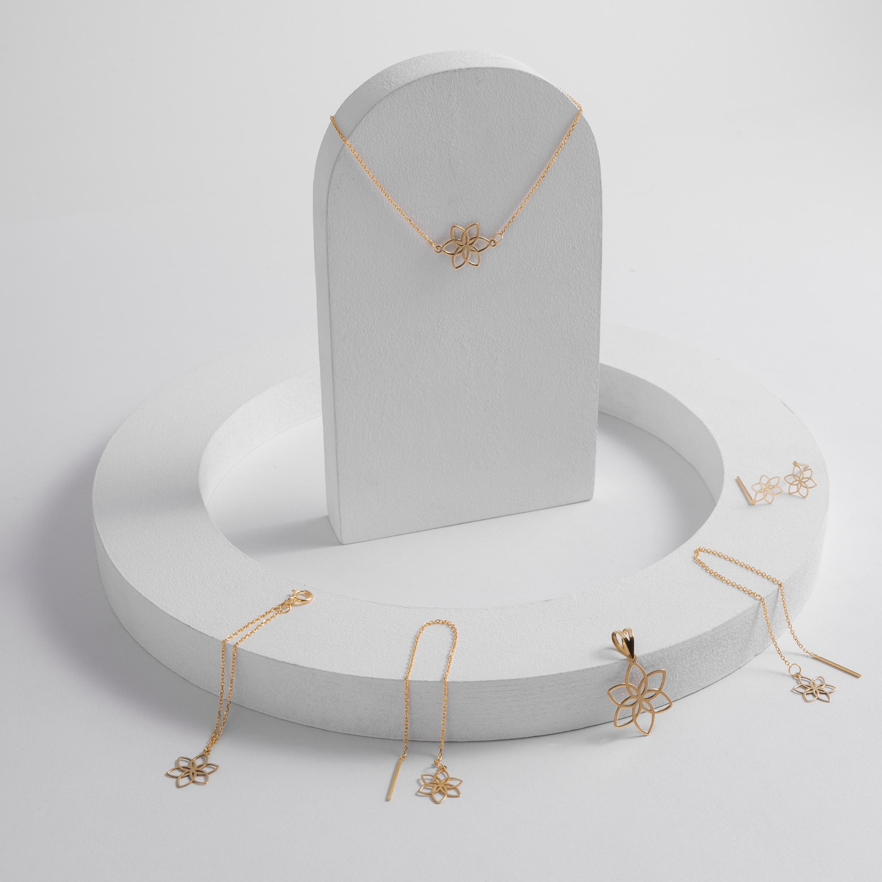 دستبند طلا 18 عیار طرح گل لوتوس