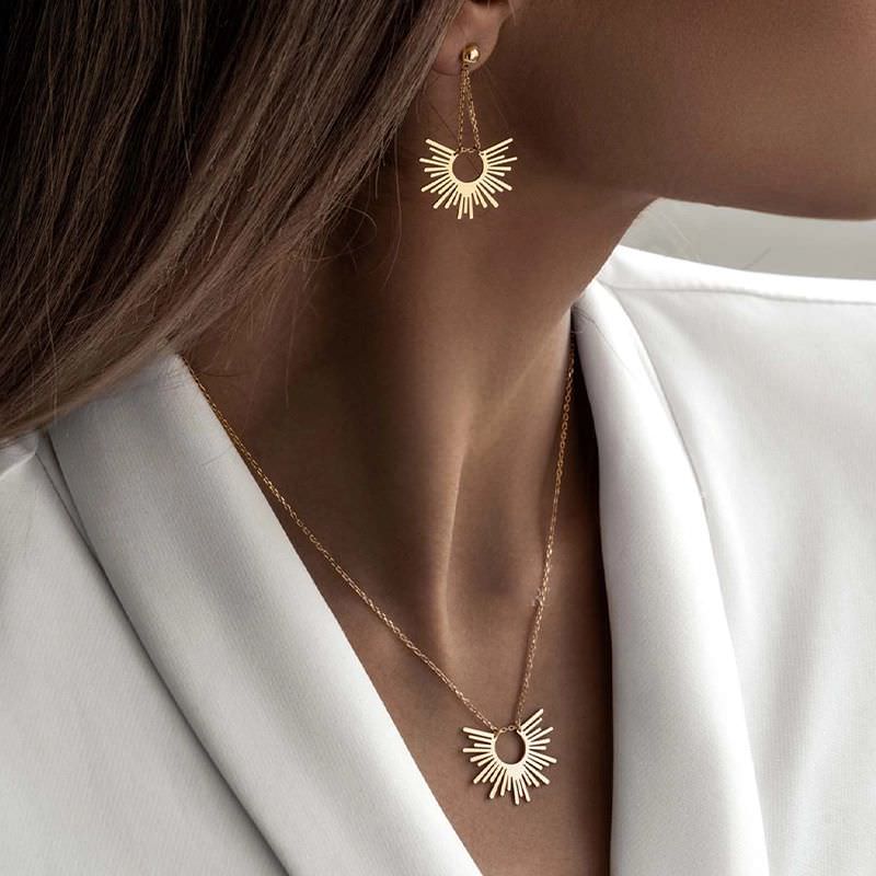 گردنبند طلا 18عیار زنانه طرح خورشید نیمه گردنبند طلا 18عیار زنانه طرح خورشید نیمه