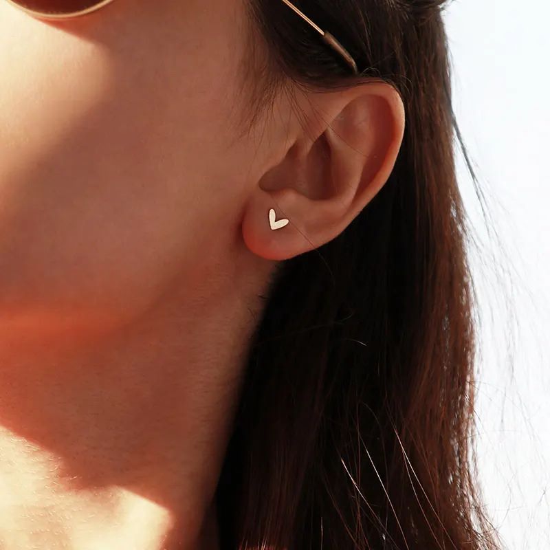 گوشواره طلا 18عیار طرح قلب مینیمال گوشواره طلا 18عیار طرح قلب مینیمال