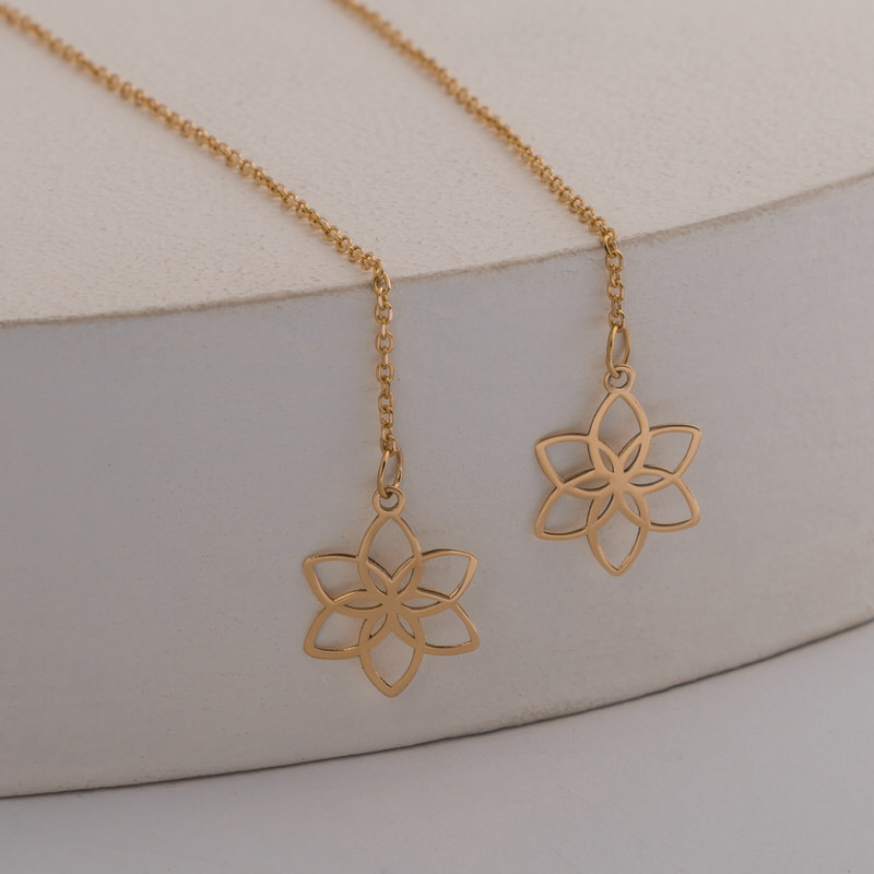 گوشواره بخیه ای طلا 18 عیار طرح گل لوتوس گوشواره بخیه ای طلا 18 عیار طرح گل لوتوس