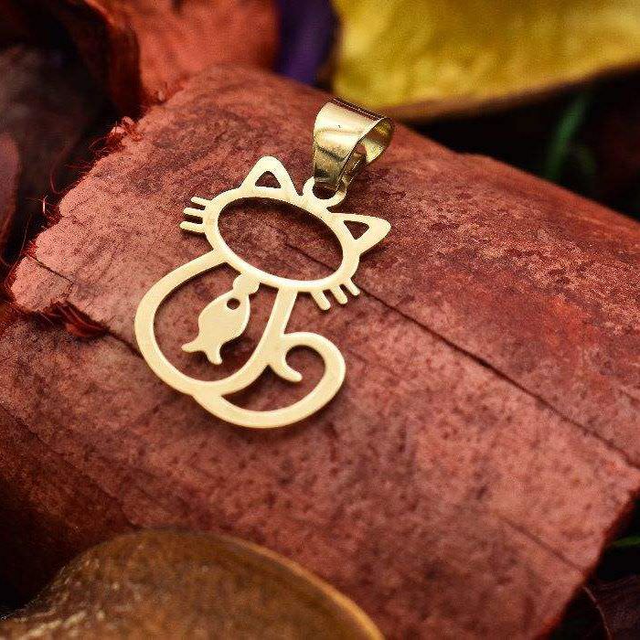 پلاک طلا 18عیار زنانه طرح گربه با کراوات ماهی پلاک طلا 18عیار زنانه طرح گربه با کراوات ماهی