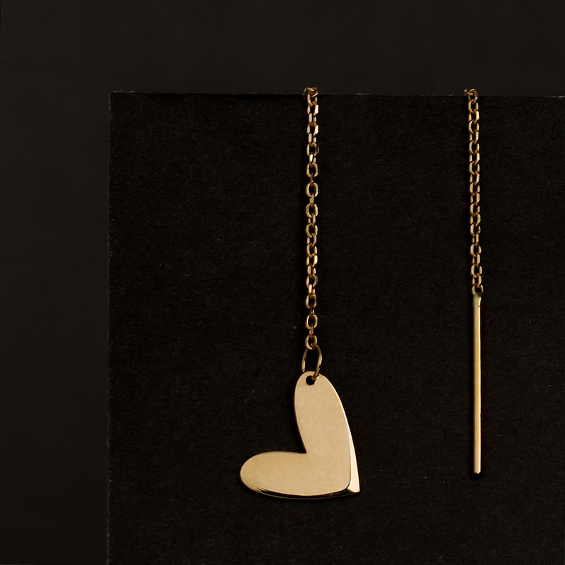 گوشواره بخیه ای طلا 18 عیار طرح قلب مینیمال گوشواره بخیه ای طلا 18 عیار طرح قلب مینیمال