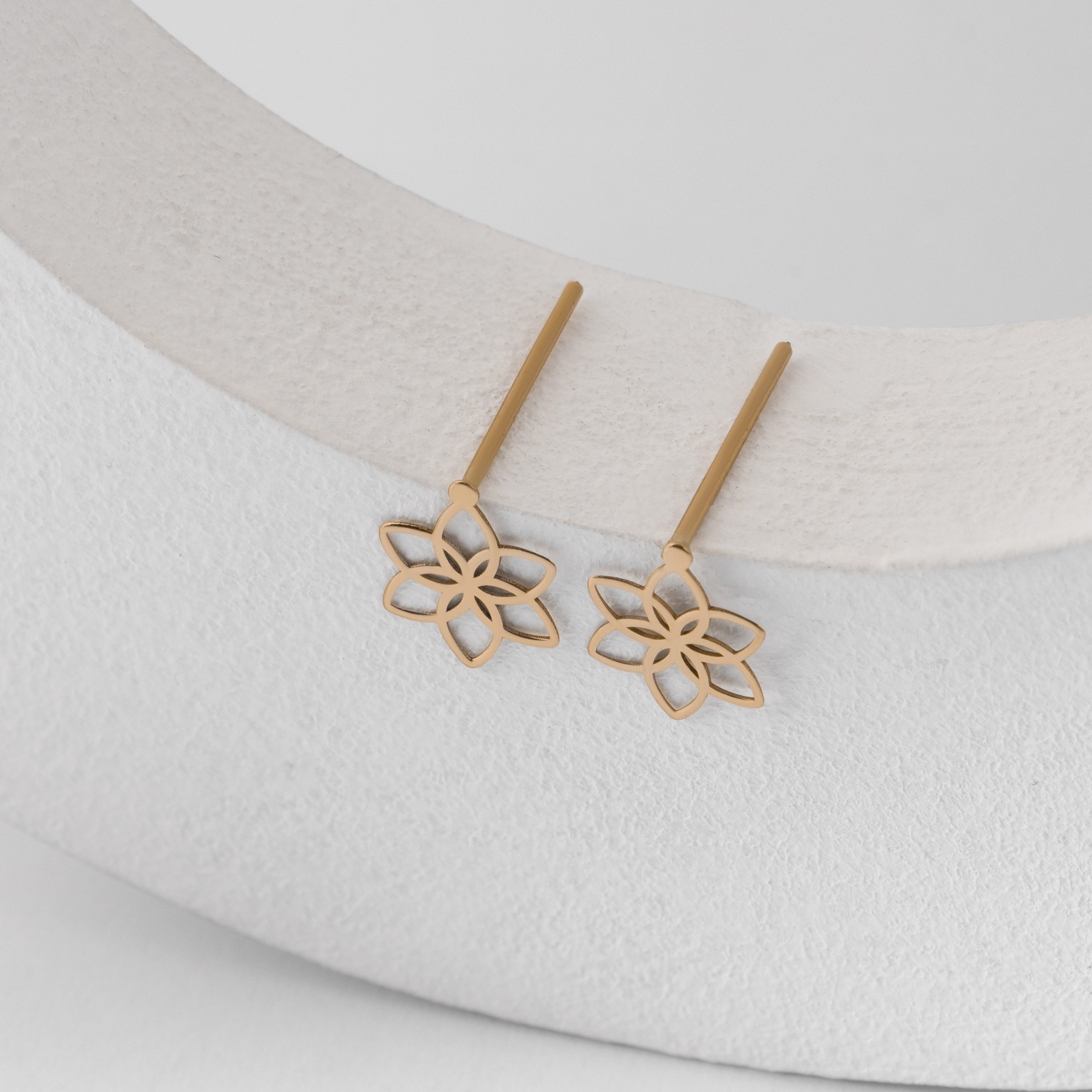 گوشواره میخی طلا 18 عیار طرح گل لوتوس گوشواره میخی طلا 18 عیار طرح گل لوتوس