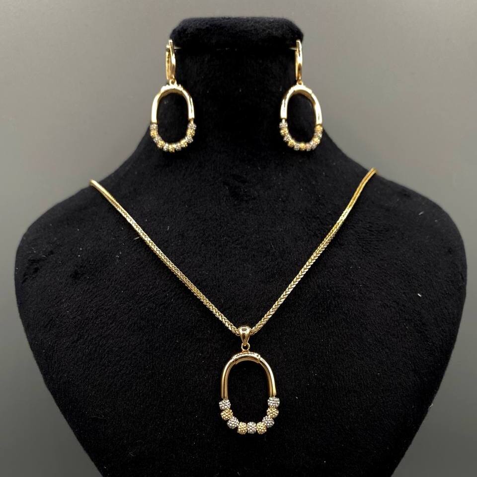 نیم ست طلا 18 عیار زنانه ترکیب گوی سفید و طلایی شامل آویز و گوشواره لاوندر کد 535